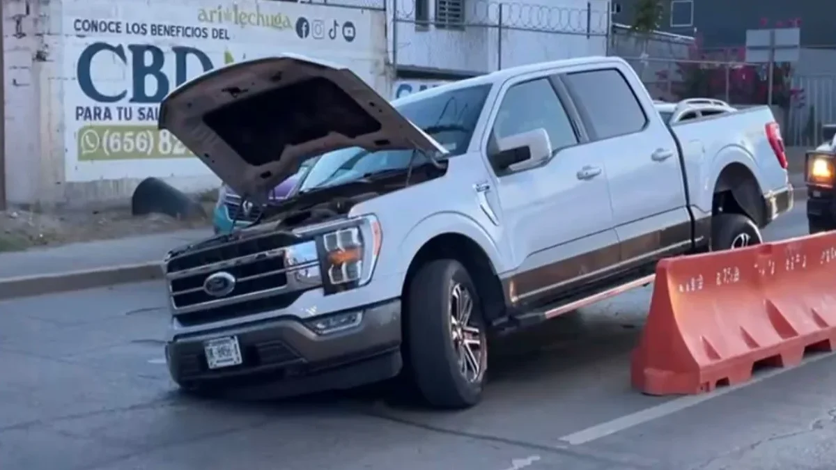 El pavimento pasa factura: socavón revienta el viaje de casi 10 autos