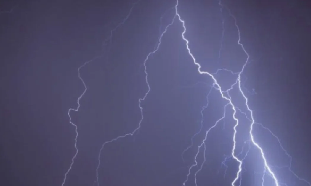 ¡El cielo retumba sobre Juárez! Tormenta enciende la noche fronteriza