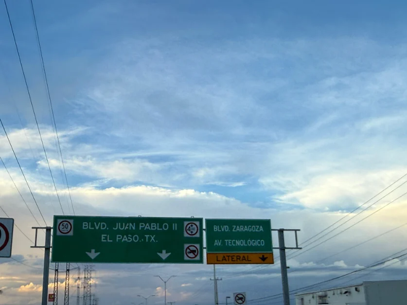 ¡El pavimento vuelve a ceder! Socavón desvía el tráfico en Juan Pablo II
