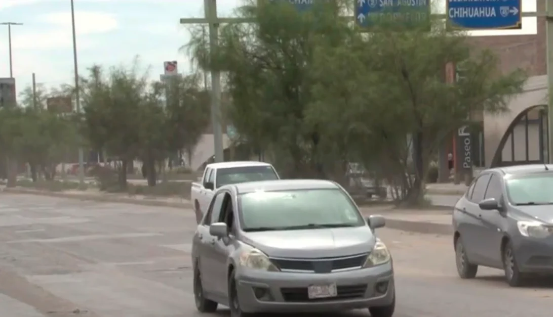 Baches señalizados con llantas en la carretera Juárez Porvenir de Ciudad Juárez