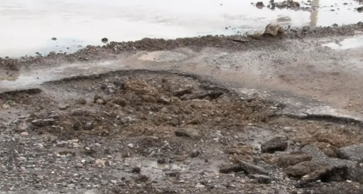 Talamás Camandari, una alberca con mega baches bajo el agua
