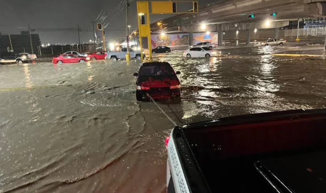 Automóvil cruzando un charco profundo durante una tormenta