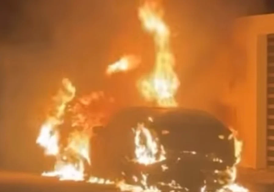 Bomberos atienden incendio de dos carros en el fraccionamiento Alameda de Ciudad Juárez