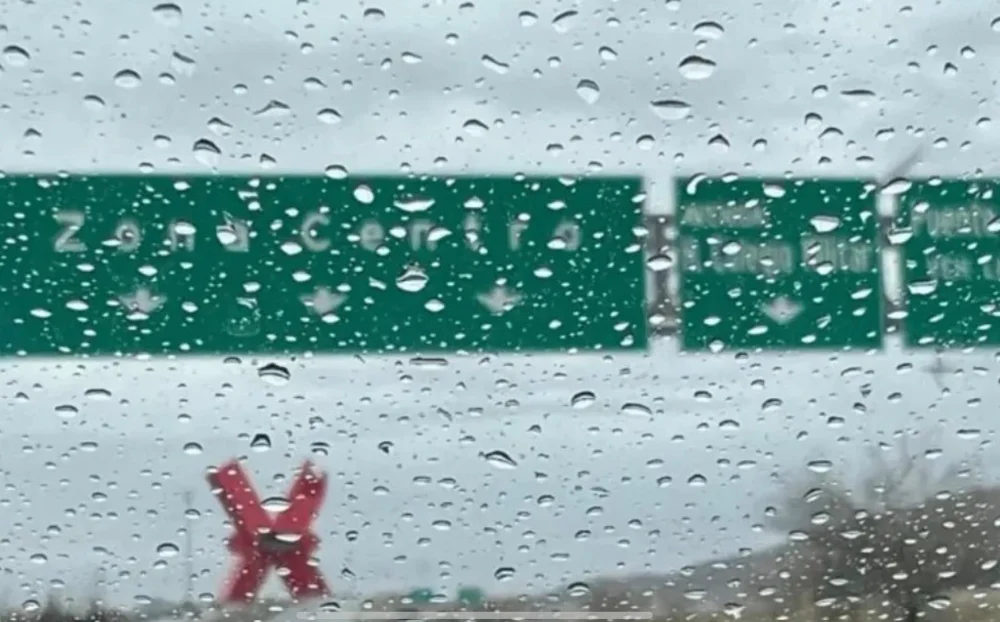 Lluvias fuertes sobre calles de Ciudad Juárez durante una tormenta