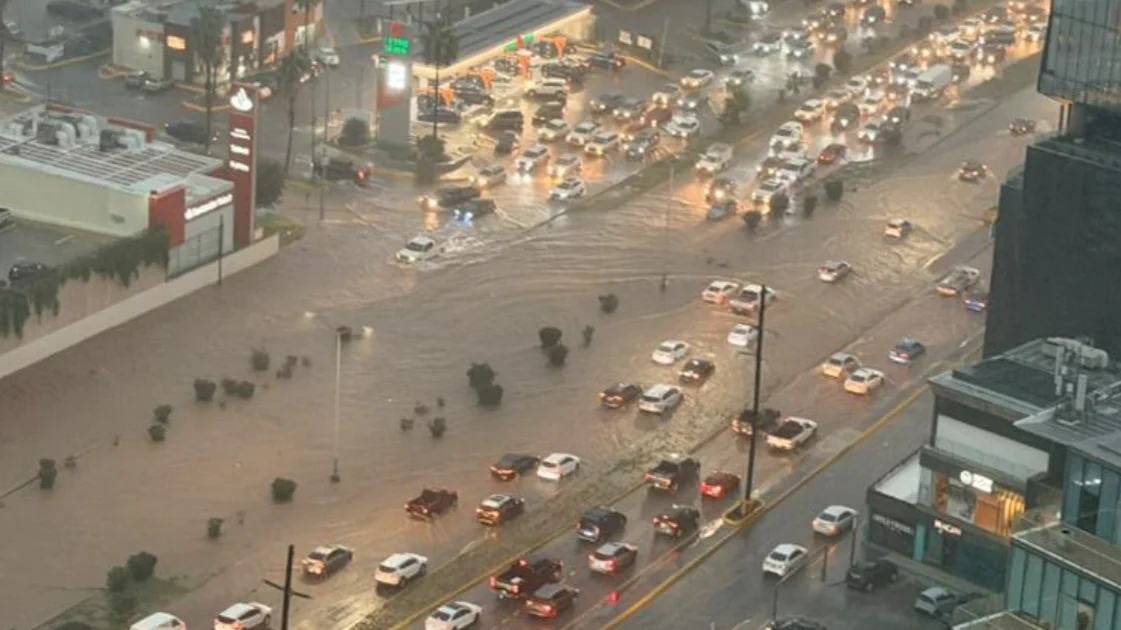 Acumulación de agua tras tromba en calles de Chihuahua