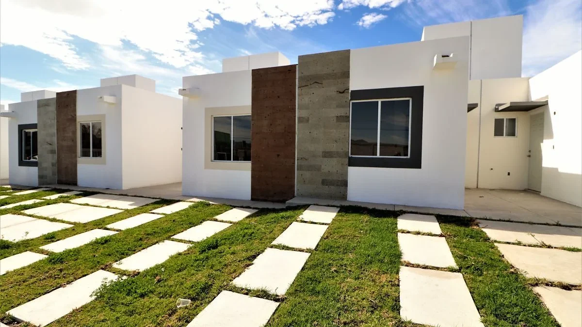 Trabajador consulta en línea su precalificación y crédito Infonavit para comprar una casa