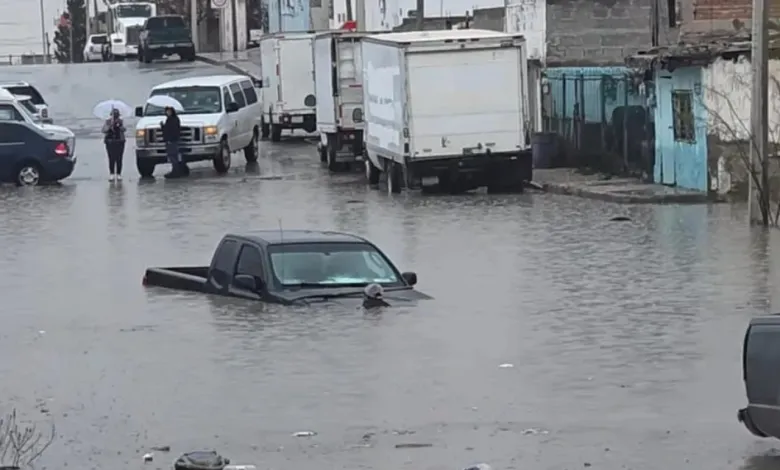 Acumulación de agua por lluvia en una vialidad de Ciudad Juárez