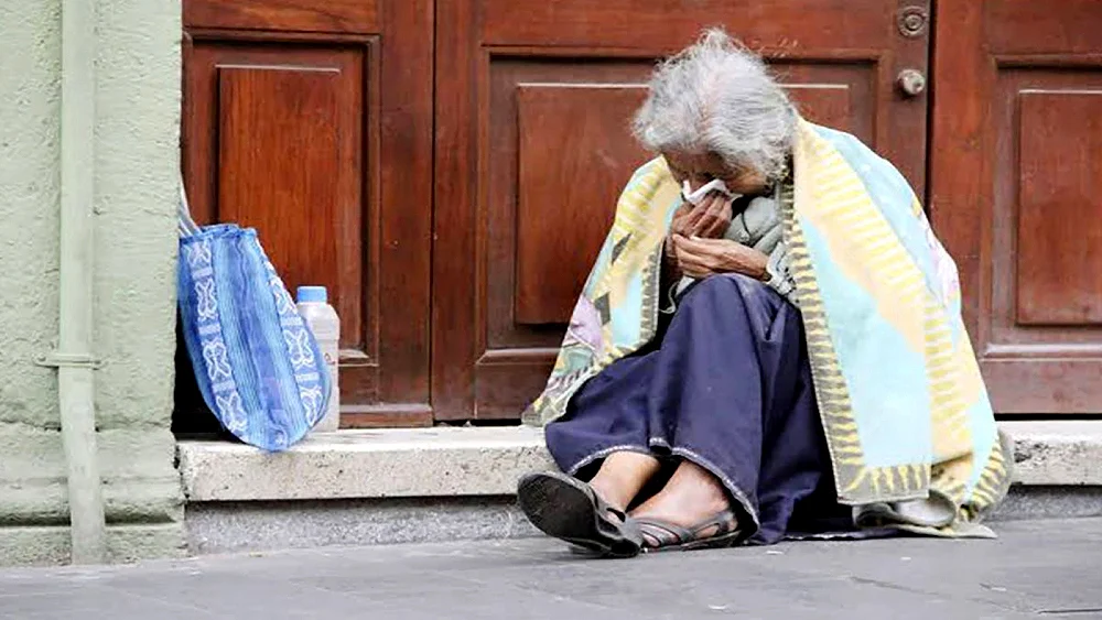 Ni en hospitales ni en la calle: abandono de adultos mayores podría costar años de cárcel