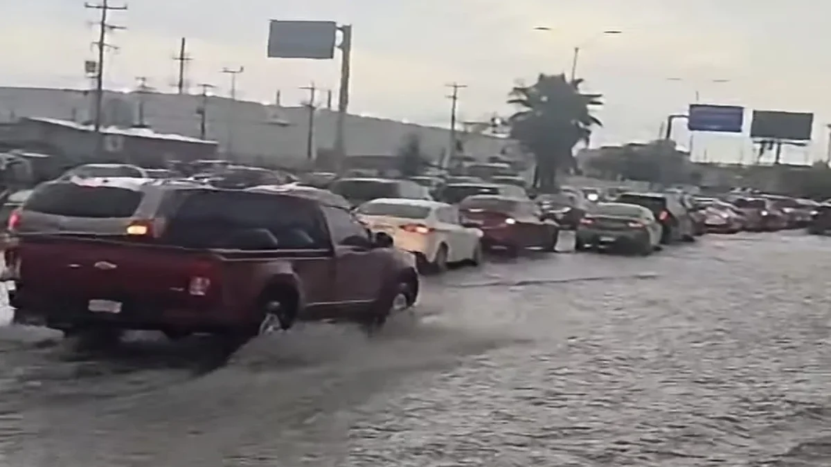 Vialidad inundada por la lluvia en Ciudad Juárez