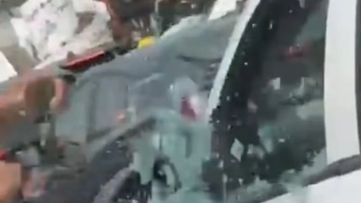 “Le rompió el vidrio” Conductor de una BMW agrede y revienta vidrio de un Nissan Versa