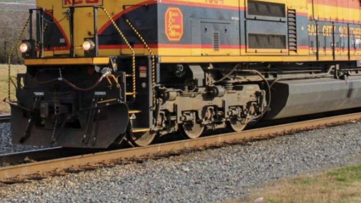 Tren arrastra a estudiante más de 15 metros cerca de secundaria en Juárez