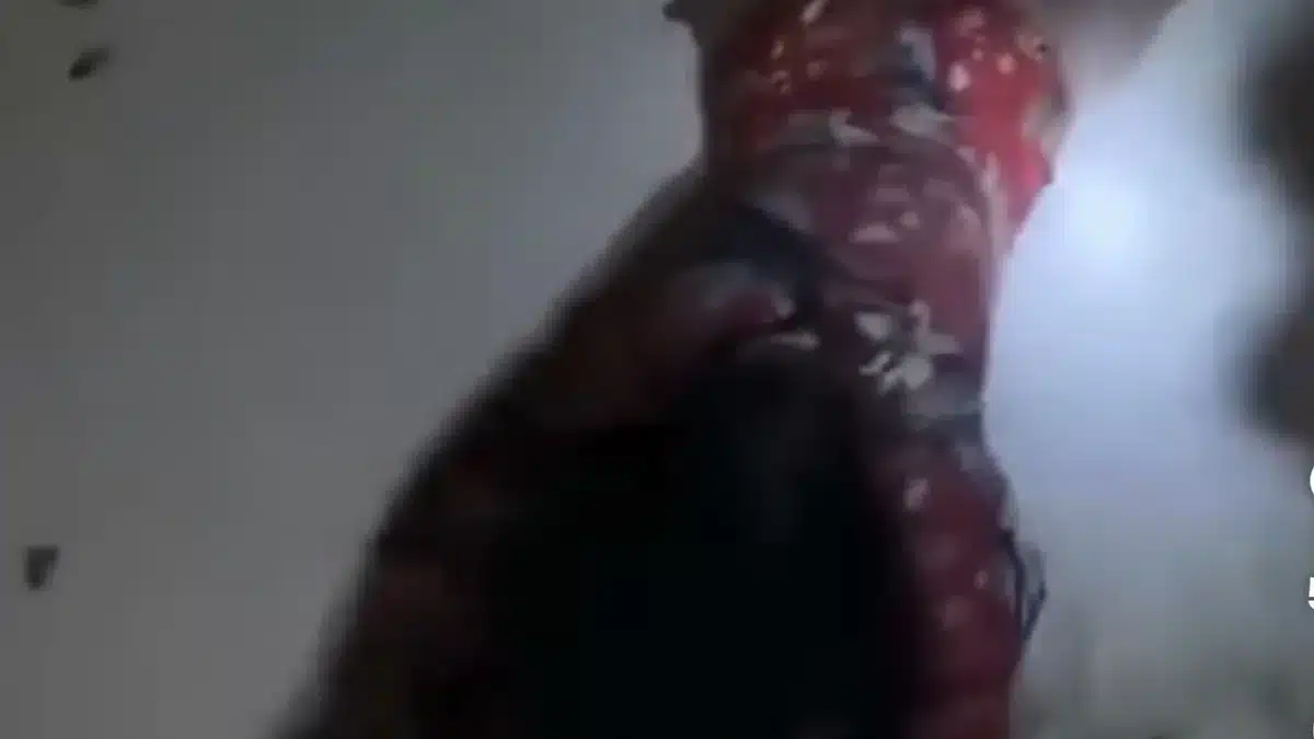 Mujer despechada se lanza a piscina vacía y se vuelve viral