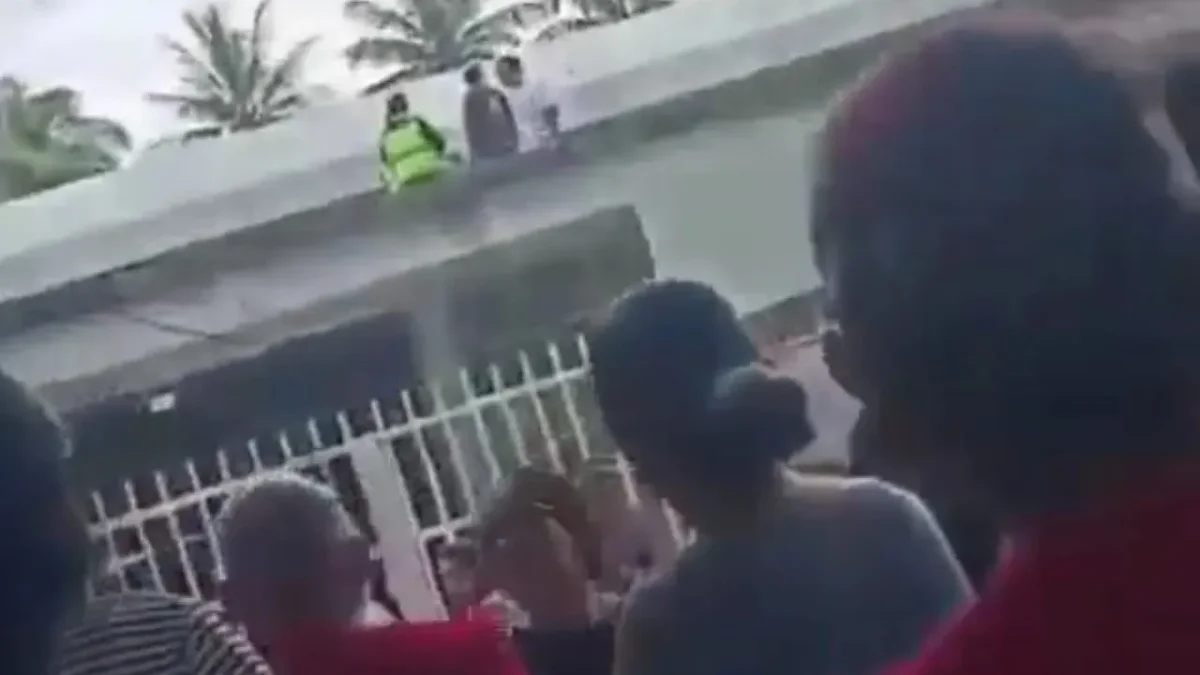 4tac4 estudiante con navaja a prefecta y dos alumnos en secundaria