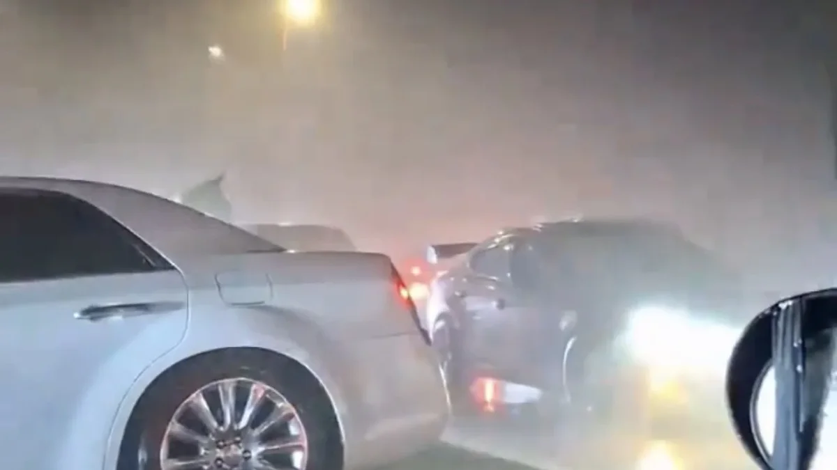 Se empapan los alucines: les cae fuerte lluvia en la Puerta de Juárez