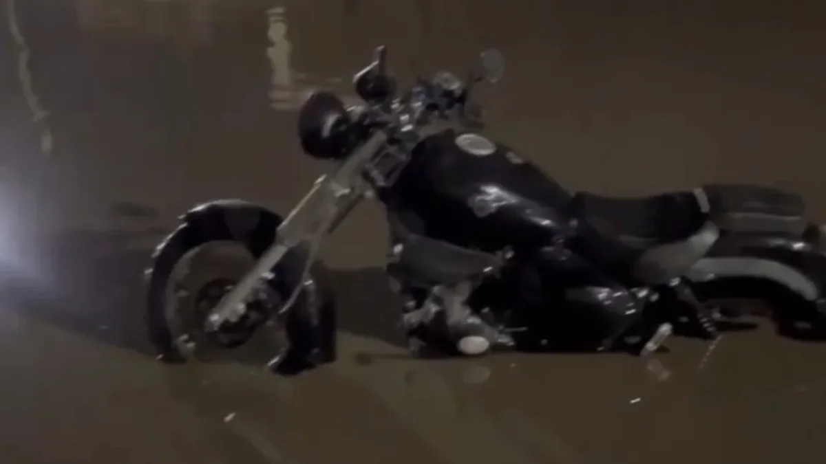 ¡LA LLUVIA SE TRAGÓ LA MOTO! Tras tormenta en Juárez