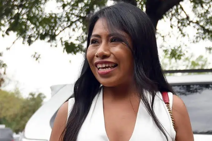 Yalitza sorprende con su belleza con botas y sombrero