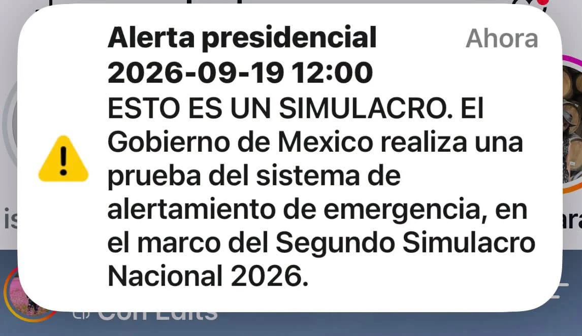 Personas participan en un simulacro tras activarse la alerta sísmica en la Ciudad de México