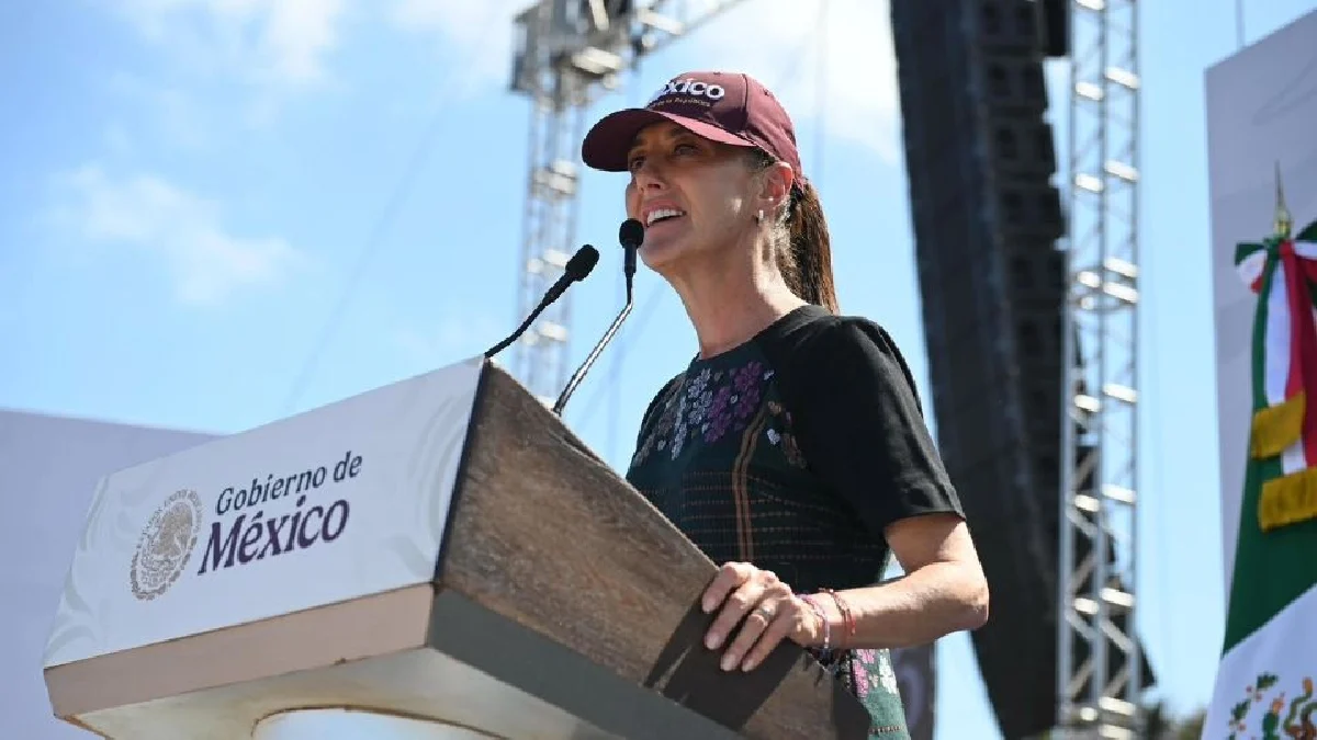 Claudia Sheinbaum ofrece un discurso durante su visita a La Paz, Baja California Sur