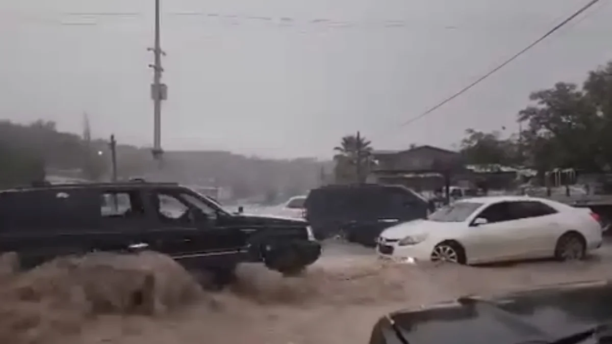 Agua acumulada en el Arroyo de las Víboras de Ciudad Juárez