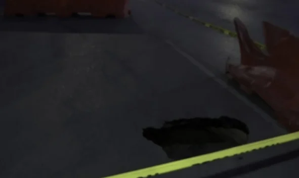 Socavón en Paseo Triunfo de la República provoca cierre preventivo de un carril