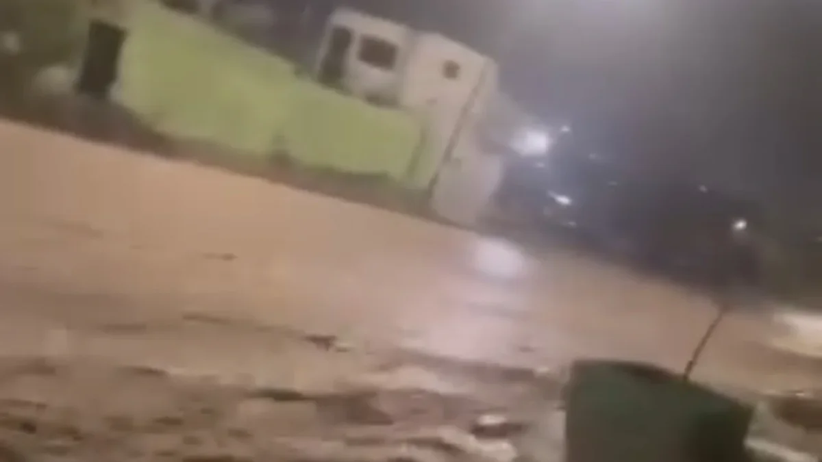 Creciente del Arroyo de las Víboras después de una tormenta en Ciudad Juárez