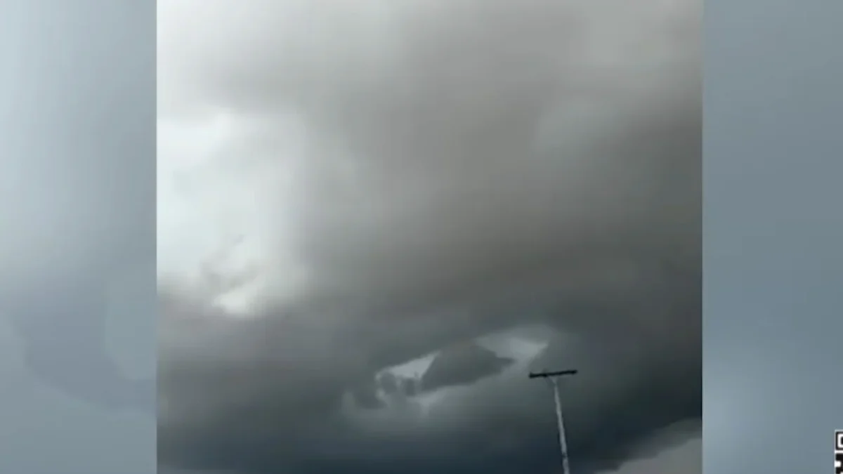 Nube con patrón en espiral durante una tormenta en el camino a Electrolux en Ciudad Juárez