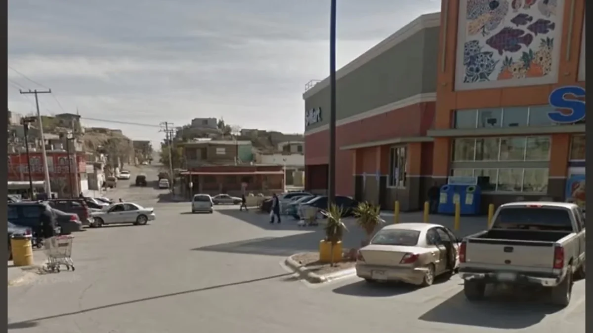 Automóvil al que presuntamente le robaron la pila en Smart de Ciudad Juárez