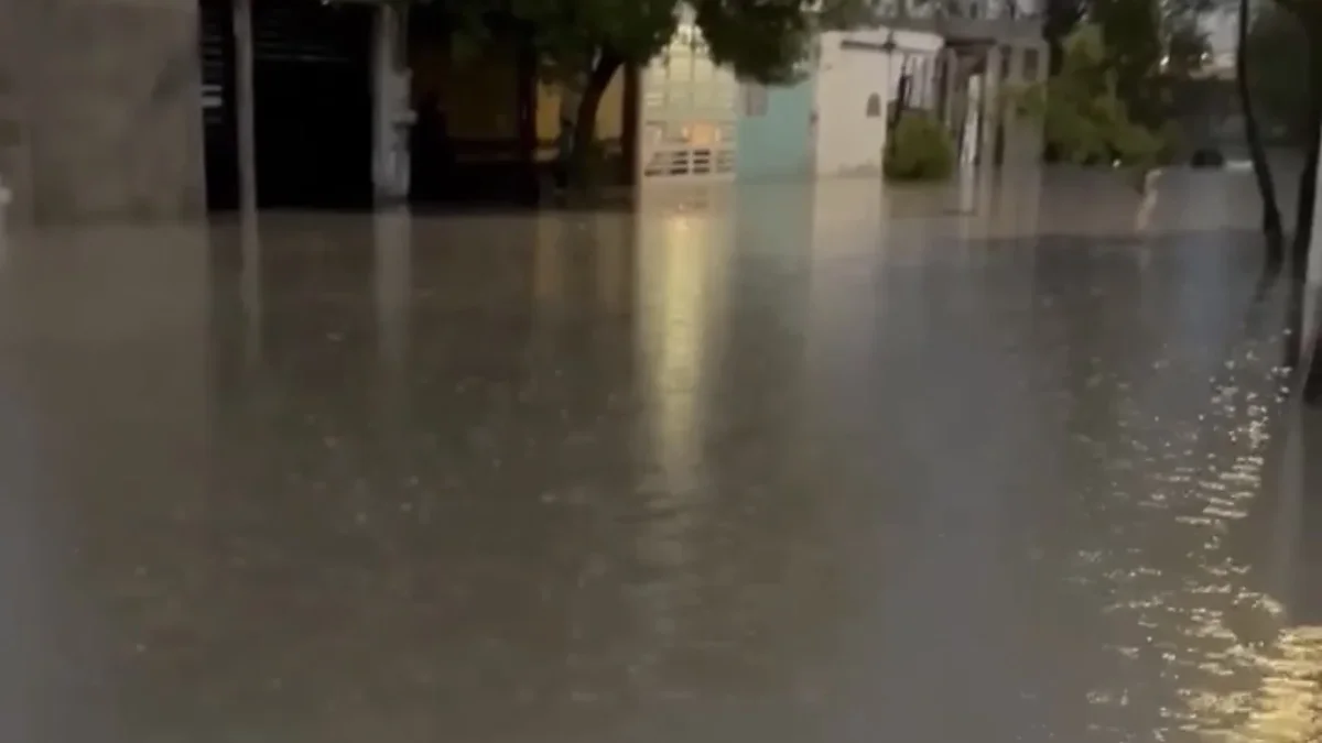 Calle inundada en Parajes de San Juan tras fuerte lluvia en Ciudad Juárez