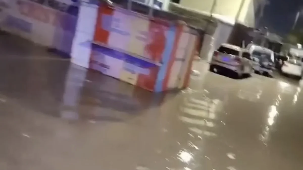 Calles con acumulaciones de agua en la colonia La Cañada de Ciudad Juárez