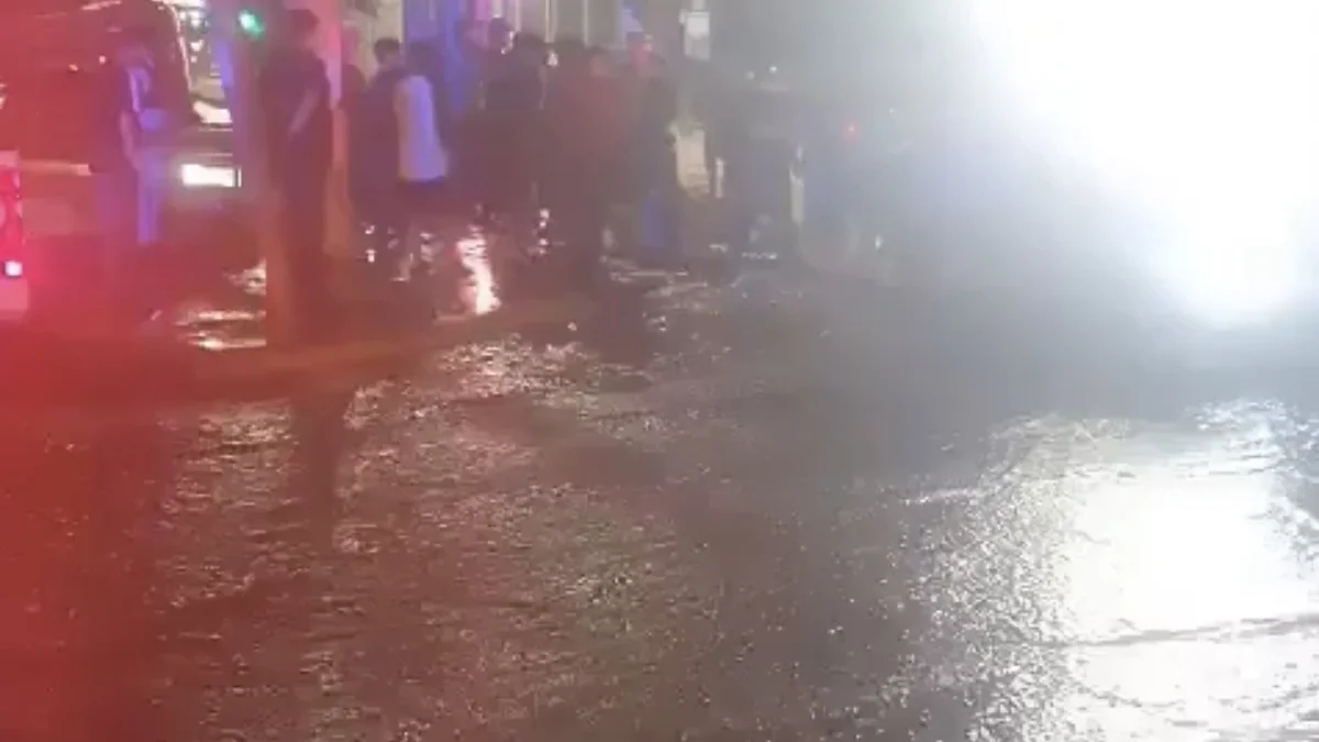 Costales colocados para contener el agua del dique de la colonia La Presa en Ciudad Juárez