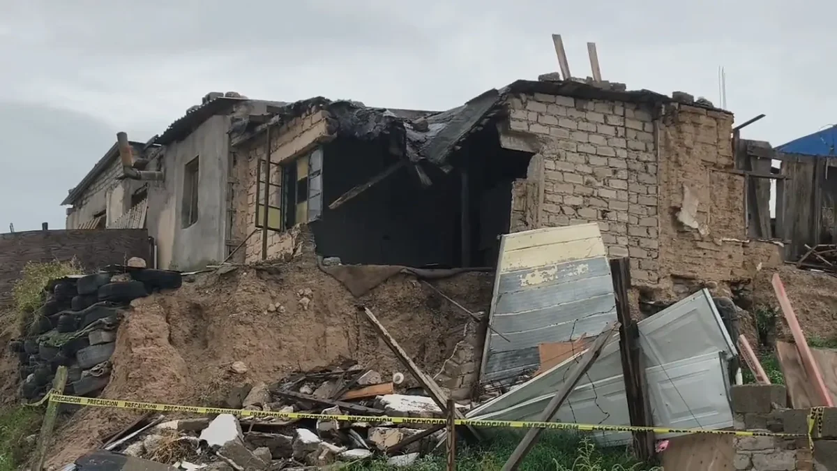 Casa con daños estructurales tras las lluvias en la colonia Azteca de Ciudad Juárez