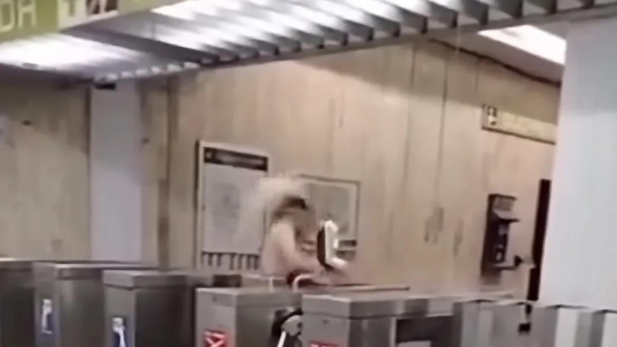 Persona junto a los torniquetes de la estación Guerrero del Metro de CDMX