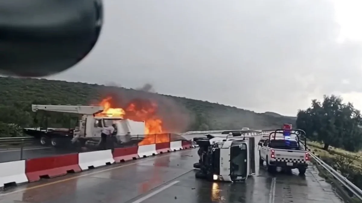 Grúa incendiada tras choque y volcadura en el Arco Norte del Estado de México