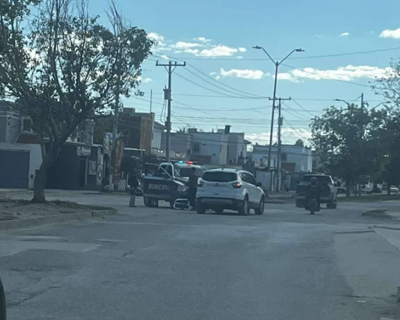 Patrulla municipal y camioneta blanca detenidas en Paseo de San Isidro tras incidente vial