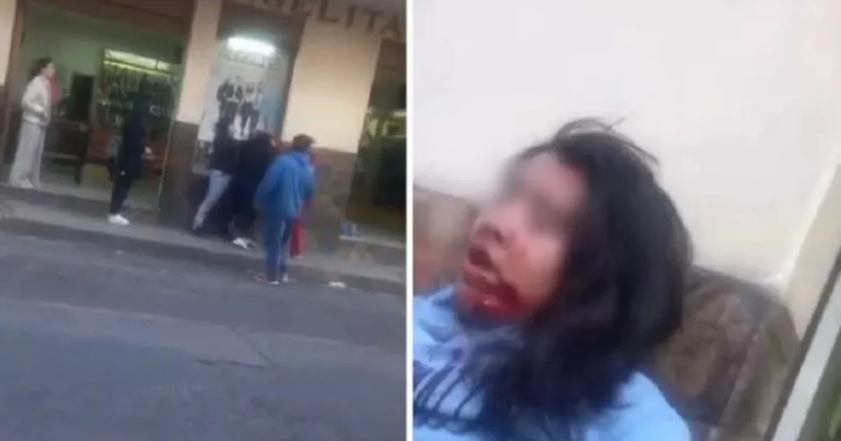 Dos mujeres forcejean durante una riña en Ciudad Hidalgo, Michoacán