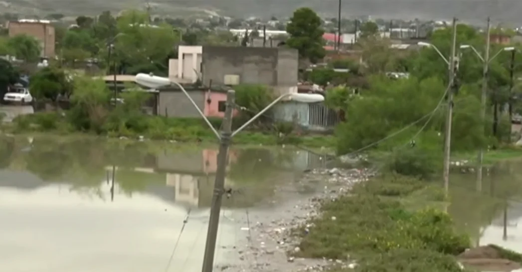 Dique con elevado nivel de agua en la colonia Revolución Mexicana de Ciudad Juárez