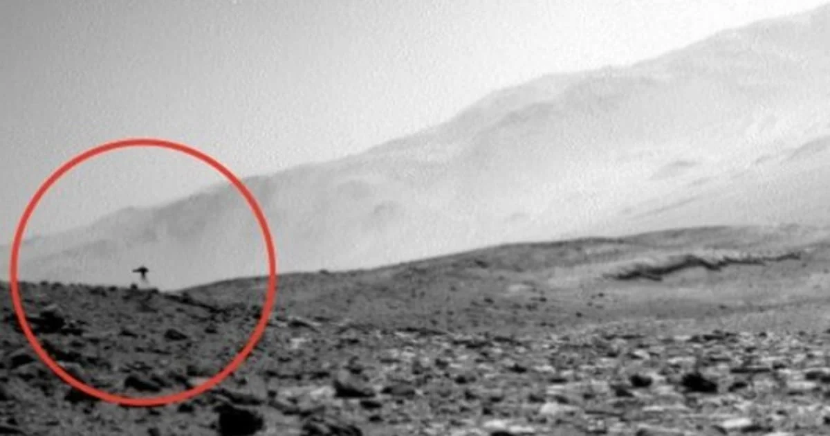 Silueta oscura captada por el rover Curiosity sobre la superficie de Marte