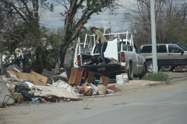Basura y tiliches arrojados en una calle de Riberas del Bravo en Ciudad Juárez
