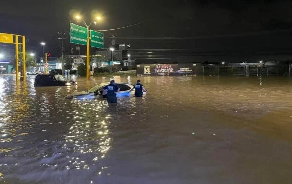 Vialidad de Ciudad Juárez con acumulación de agua tras las lluvias
