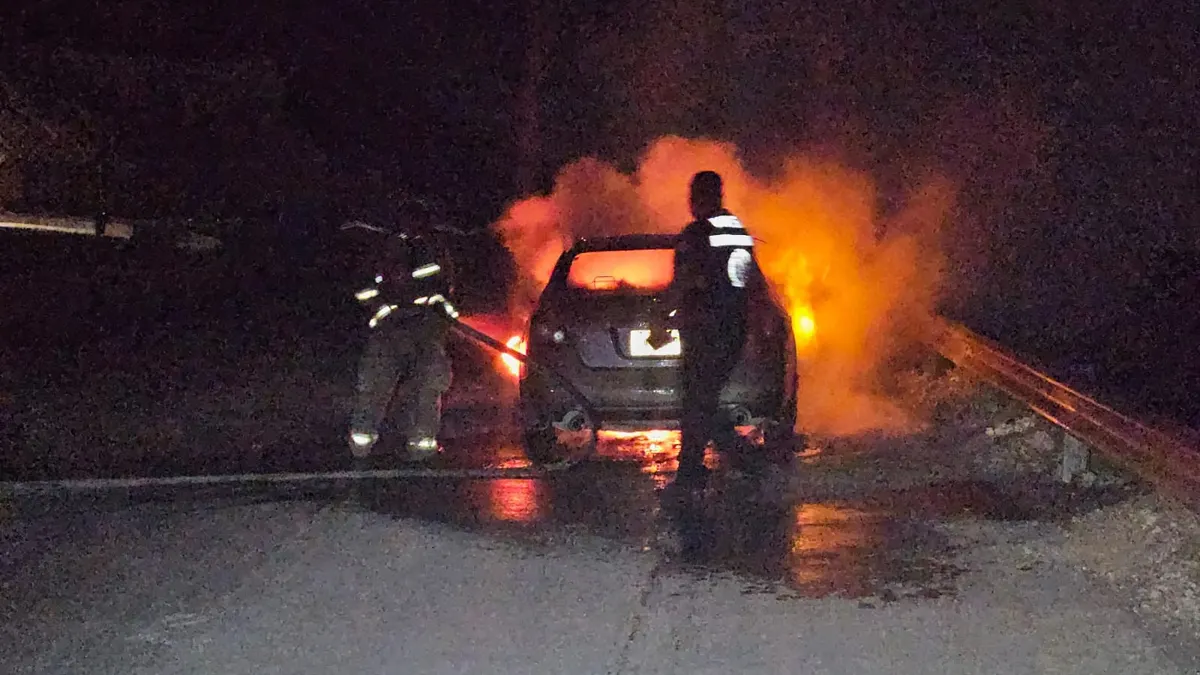 Nissan Altima incendiado en el periférico Camino Real de Ciudad Juárez