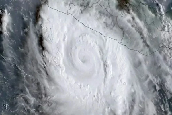Trayectoria prevista del huracán Polo hacia Baja California Sur y Sonora