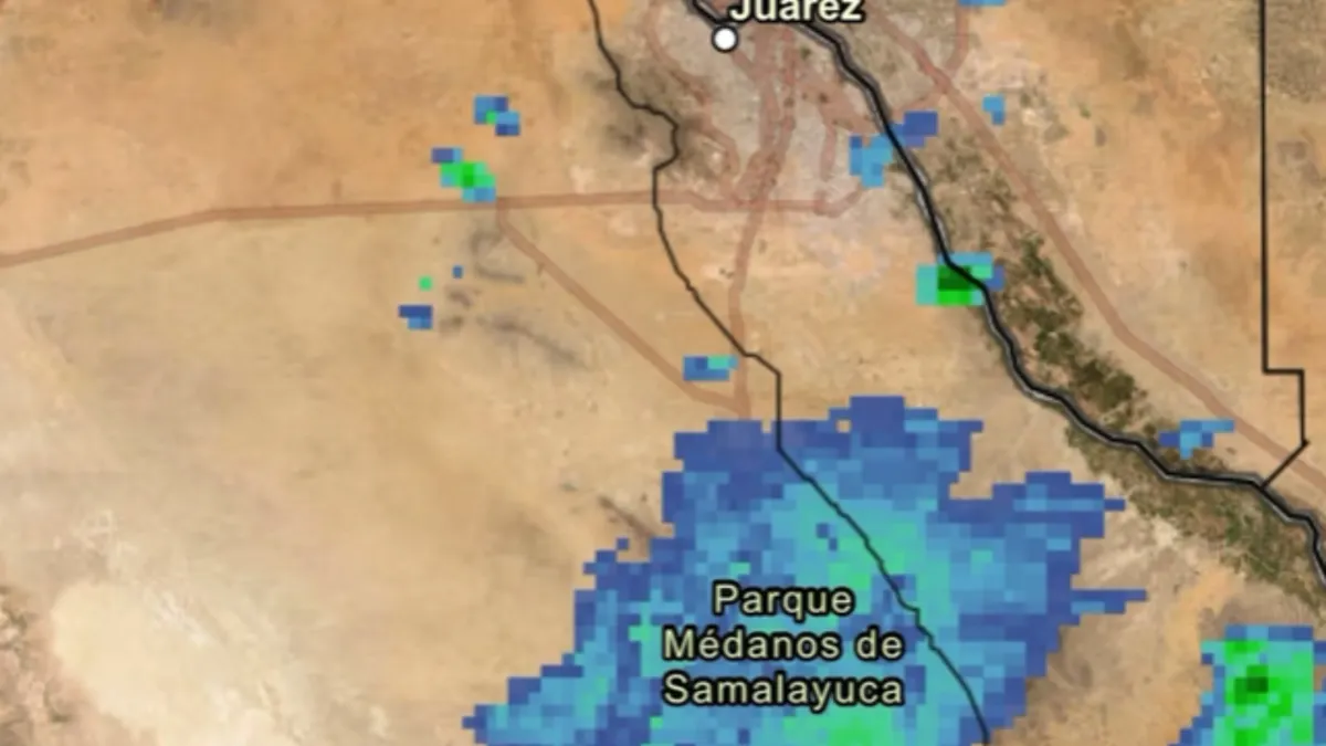 Nubes de tormenta sobre Ciudad Juárez durante una alerta preventiva de Protección Civil