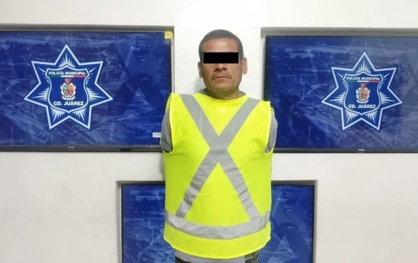 Agentes preventivos durante la detención de un hombre con orden de aprehensión en Ciudad Juárez