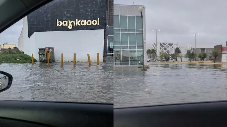 Encharcamientos sobre la avenida Ejército Nacional de Ciudad Juárez tras fuertes lluvias