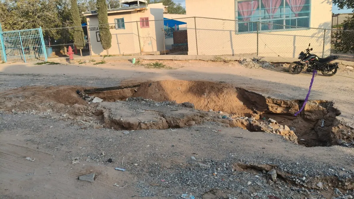 Calle Del Chabacano dañada por lluvias en Lomas de Poleo, Ciudad Juárez