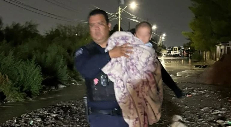 Municipales rescatan a familia de vivienda inundada en El Sauzal