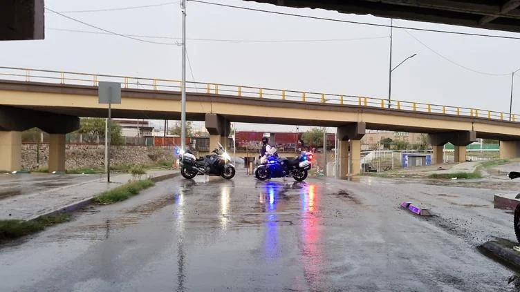 Vialidad de Ciudad Juárez cerrada por encharcamientos tras las lluvias