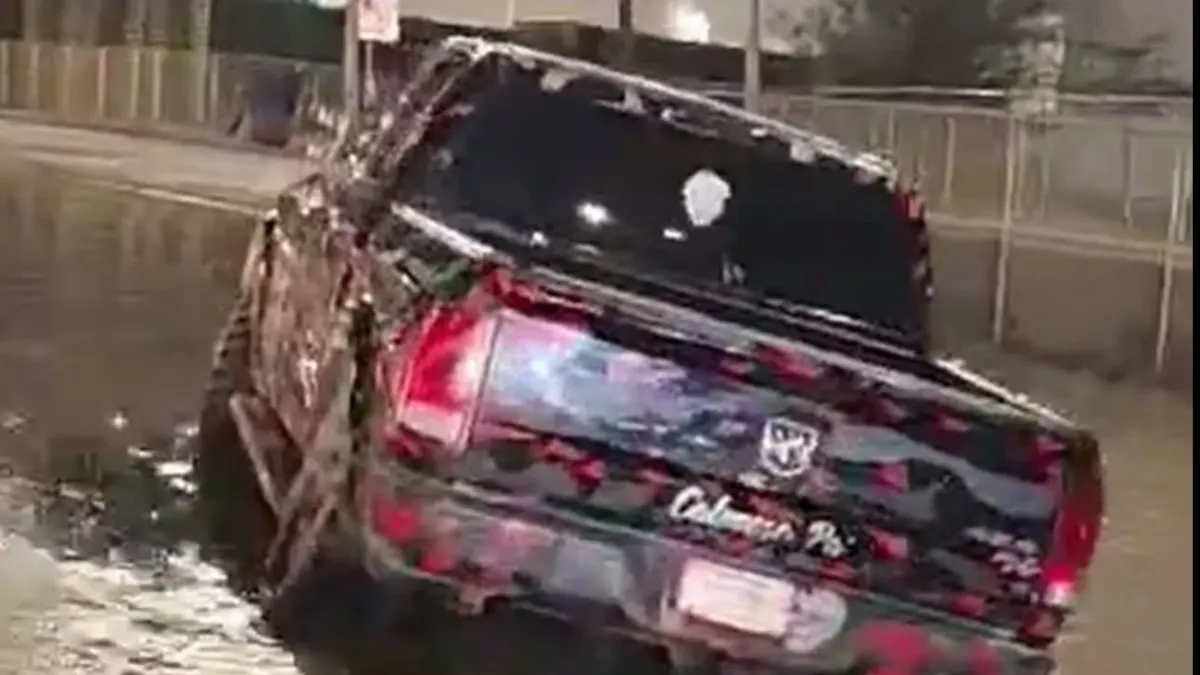 Dos carriles inundados y con baches en el bulevar Manuel Talamás Camandari de Ciudad Juárez