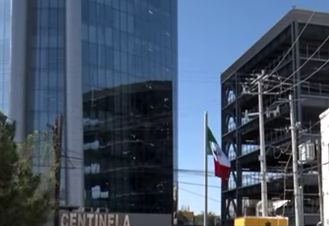Primer izamiento de bandera en torre Centinela