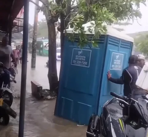 El incidente ocurrió durante un fuerte aguacero y quedó registrado en video; el material disponible no precisa la condición del afectado.